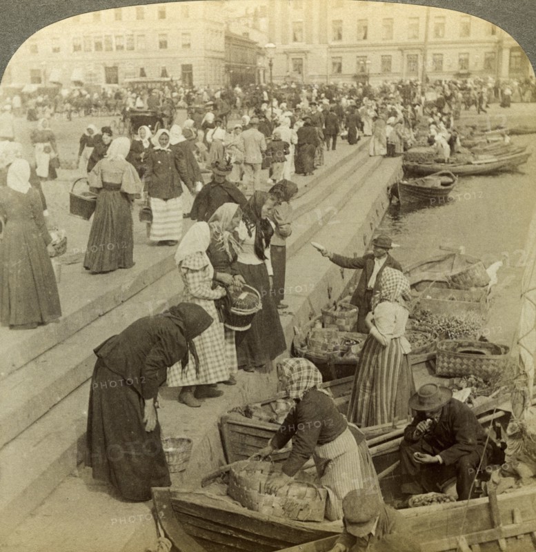Market boats, Helsinki, Finland.Artist: Underwood & Underwood