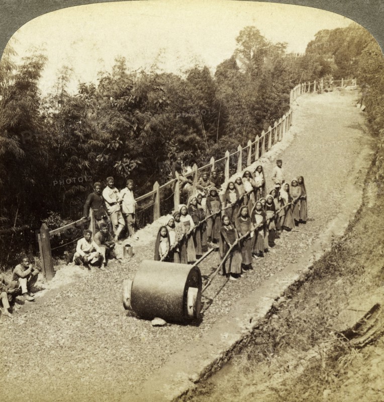 Women working on the Darjeeling Highway, India.Artist: Underwood & Underwood