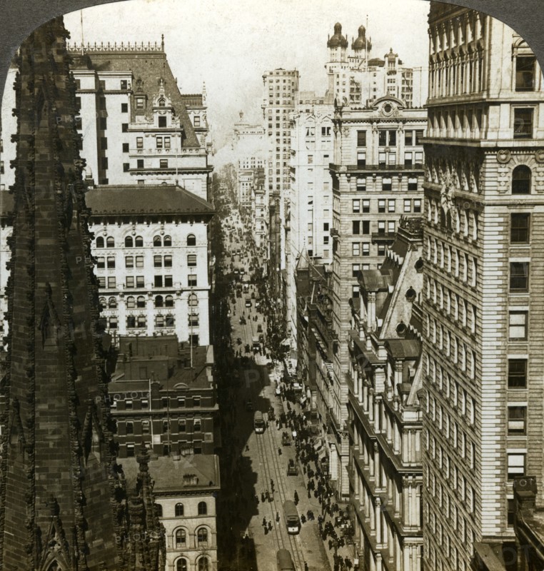 Trinity Church and Broadway, New York, USA.Artist: Underwood & Underwood