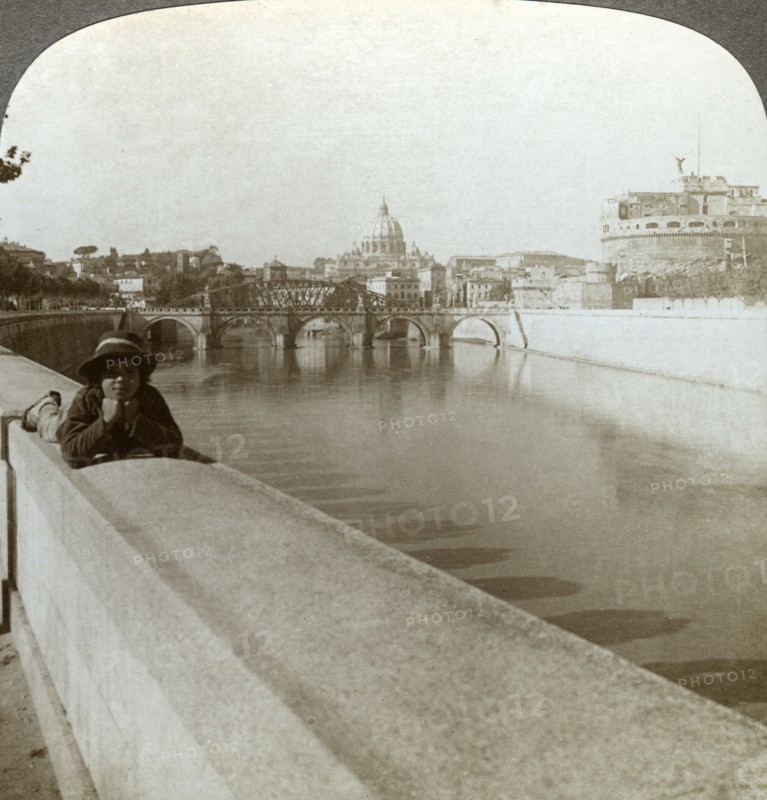 The River Tiber, Castel Sant' Angelo and St Peter's Basilica, Rome, Italy.Artist: Underwood & Underwood