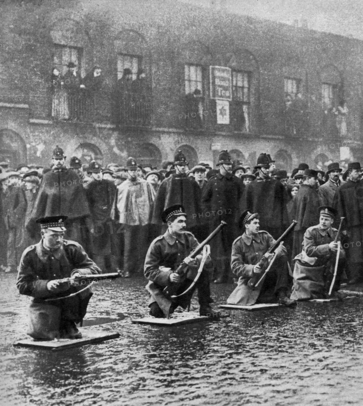 Standoff on Sidney Street, Stepney, London, 3rd January 1911 (1937).Artist: Central Press