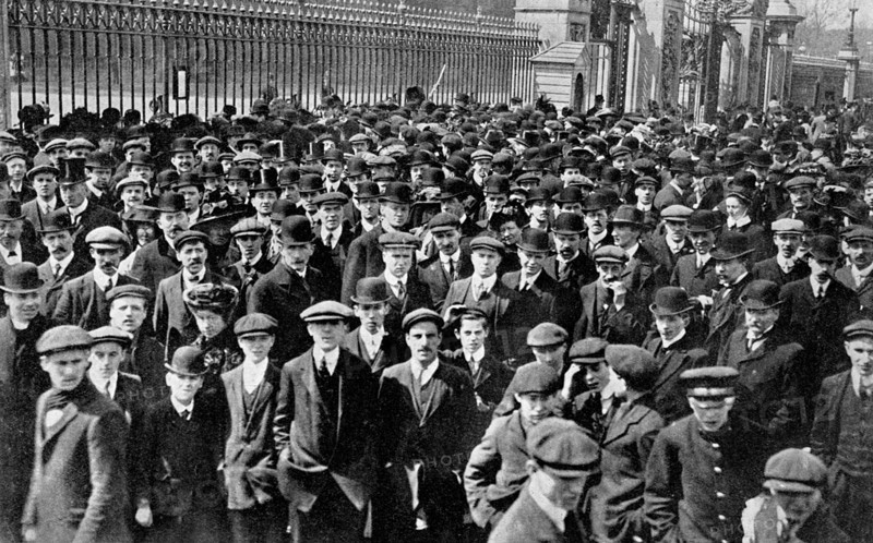 'The Crowds outside Buckingham Palace, A Nations Apprehension', 1910. Artist: Unknown