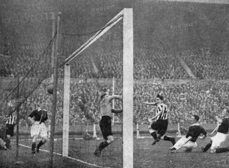 Jack Allen heads Newcastle's first goal, FA Cup Final, Wembley, London, 1932.Artist: Graphic Photo Union