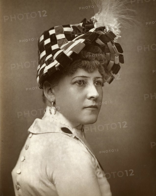 Kate Munroe, actress, 1883. Artist: St James's Photographic Co