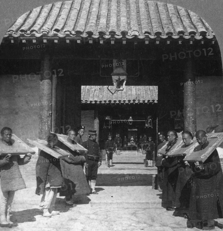 'Chinese criminals in the Viceroy's Yamen, now used as a jail', Tientsin (Tianjin), China, 1901. Artist: The Fine Art Photographers Co