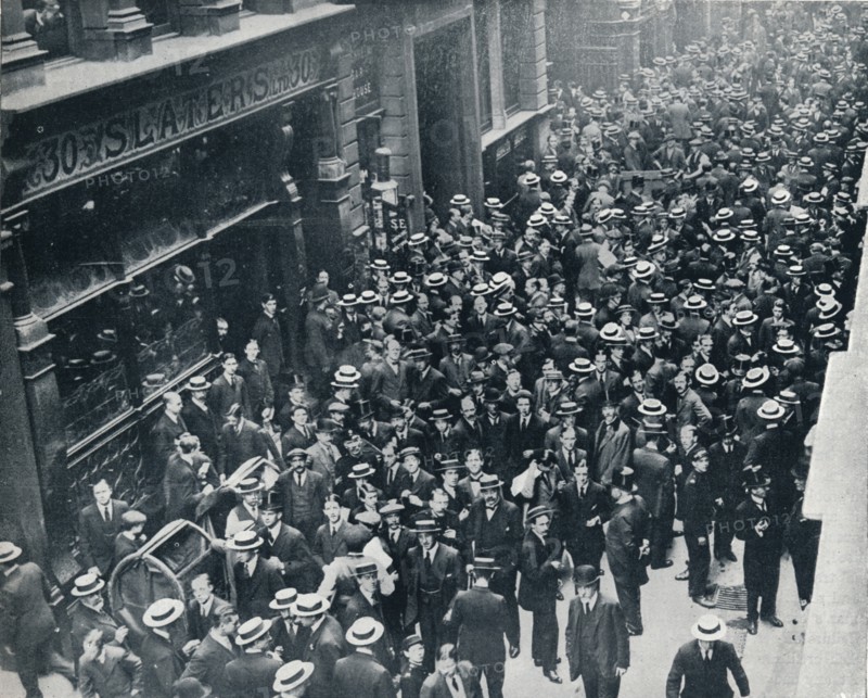 The war crisis in the city: The closing of the London Stock Exchange, 1914. Artist: Unknown