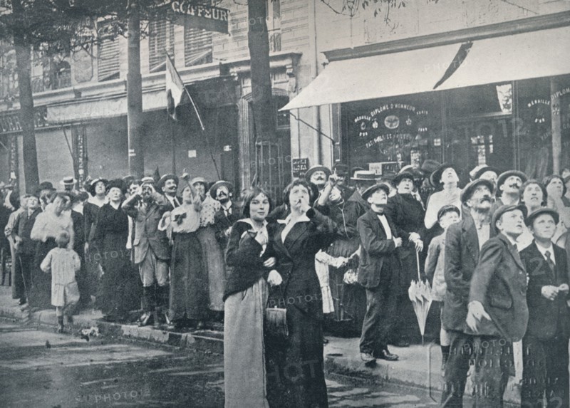 Paris crowd watching one of the German aeroplanes flying over the city, c1914. Artist: Unknown
