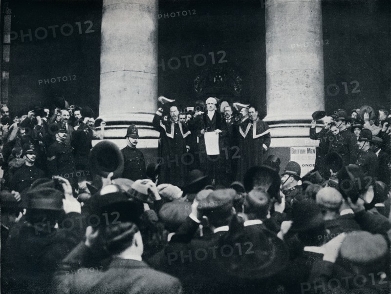 Reading the Proclamation of the War against Turkey from the Royal Exchange, London, 1914. Artist: Unknown