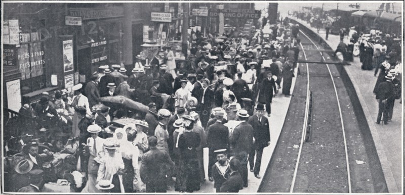 The Holiday Exodus from London, 1906. Artist: Unknown