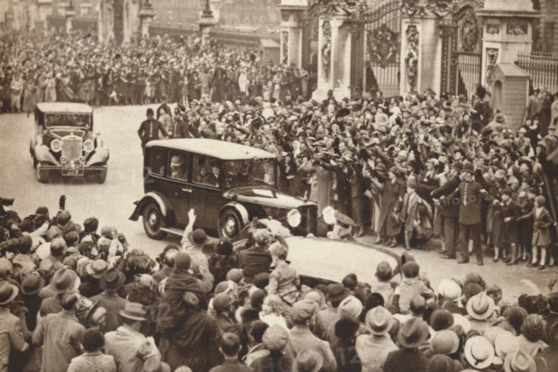 'George VI and Queen Elizabeth leave Buckigham Palace to holiday in Windsor', 1937. Creator: Unknown.
