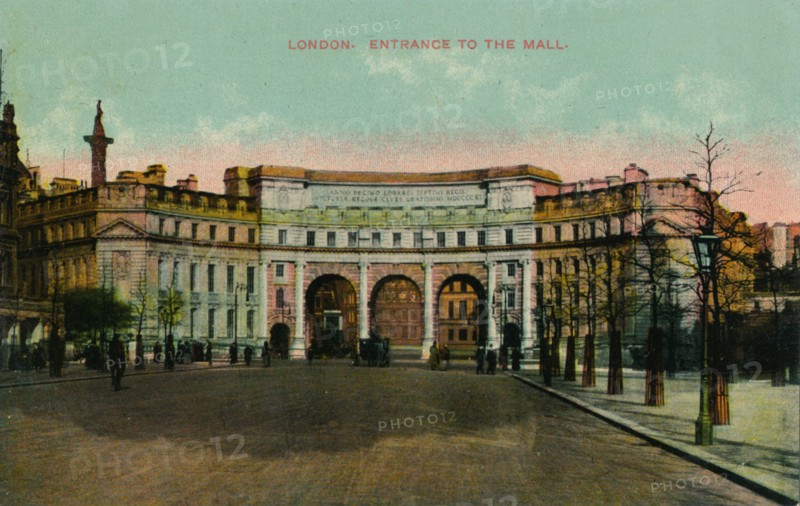 'London, Entrance to the Mall', c1913. Artist: Unknown.