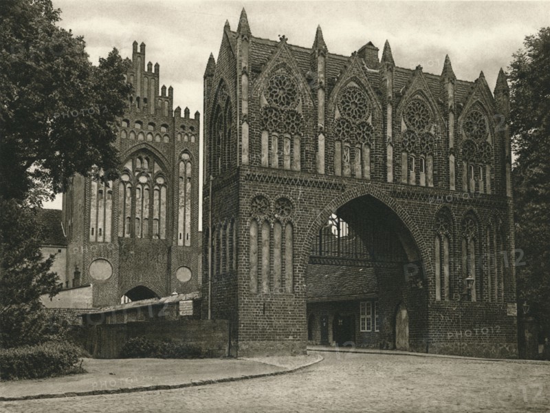 'Neubrandenburg (Mecklenburg) - Treptower Tor', 1931. Artist: Kurt Hielscher.