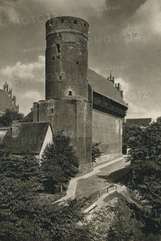 'Allenstein (Ostpreussen) - Odrdensschloss', 1931. Artist: Kurt Hielscher.