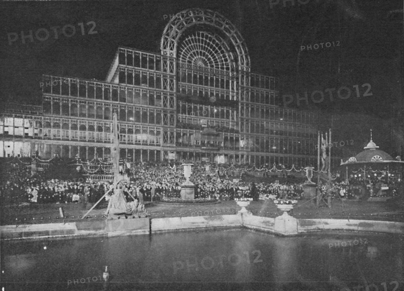 'The Crystal Palace illuminated by Brock', 1900. Artist: Unknown.