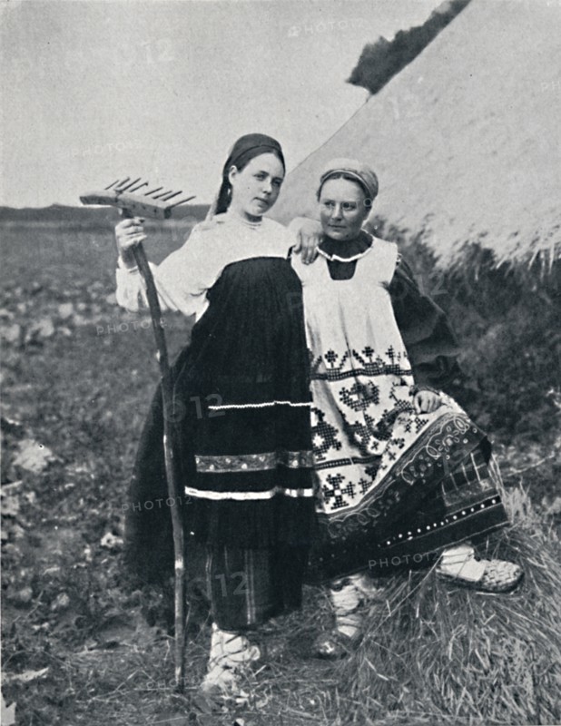 Two women of Ryazan, Central Russia, 1912. Artist: J Daziaro.