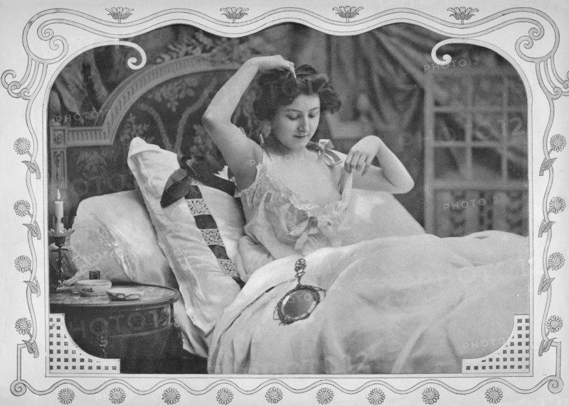 'La Comparaison', 1900. Artist: Unknown.