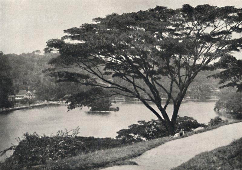 'See, Tempel des Heiligen Zahnes und Bibliothek in Kandy, vom Viktoria-Drive ach Osten gesehen', 192 Artist: Unknown.