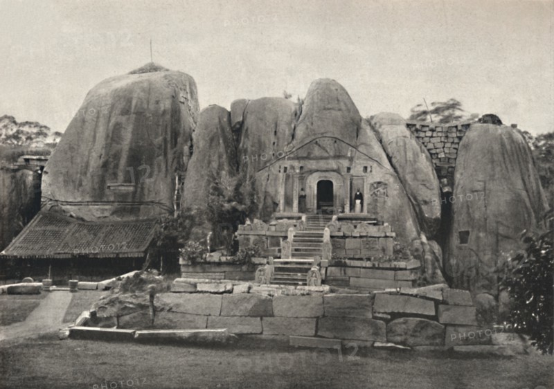 'Das Issurumuniya - Felse - Vihara (erbaut von Konig Devanampiya Tissa im 3. Jahrh. V. Chr.), 1926. Artist: Unknown.