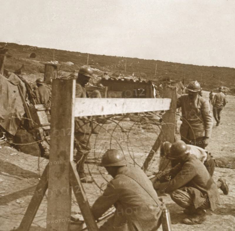 Making barbed wire, c1914-c1918. Artist: Unknown.
