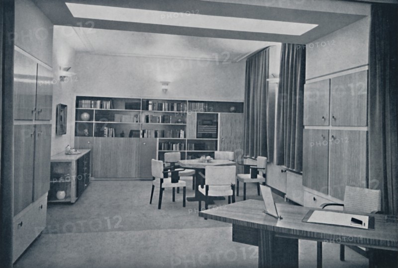 'Paul Bromberg. Combined drawing- and dining-room in a house at Rotterdam, in ivory, red-orange and  Artist: Unknown.
