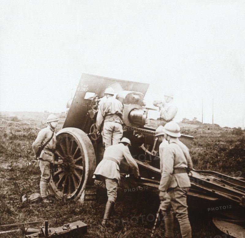 Howitzer battery, c1914-c1918. Artist: Unknown.