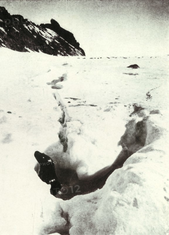 'The Tide-Crack at Razorback Island', 1911, (1913). Artist: Herbert Ponting.