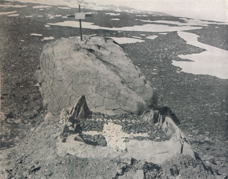 'Hansen's Grave On Cape Adare', 1911, (1913). Artist: G Murray Levick.