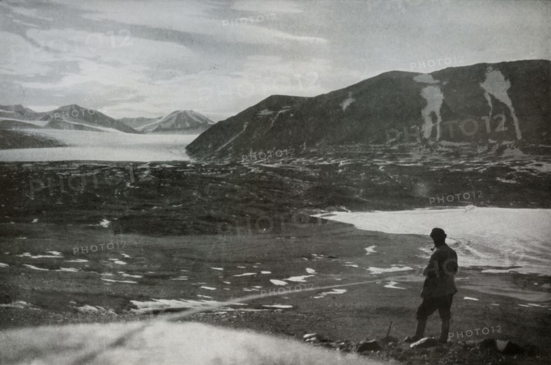 'The Mouth of Dry Valley, Showing The Commonwealth Glacier', 1912, (1913).  Artist: Frank Debenham.