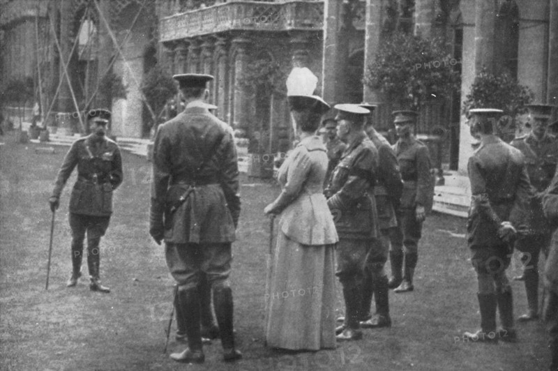 'H.M. King George V and Queen Mary on the Eastern Lawns, 25th August 1915, (1939). Artist: Unknown.