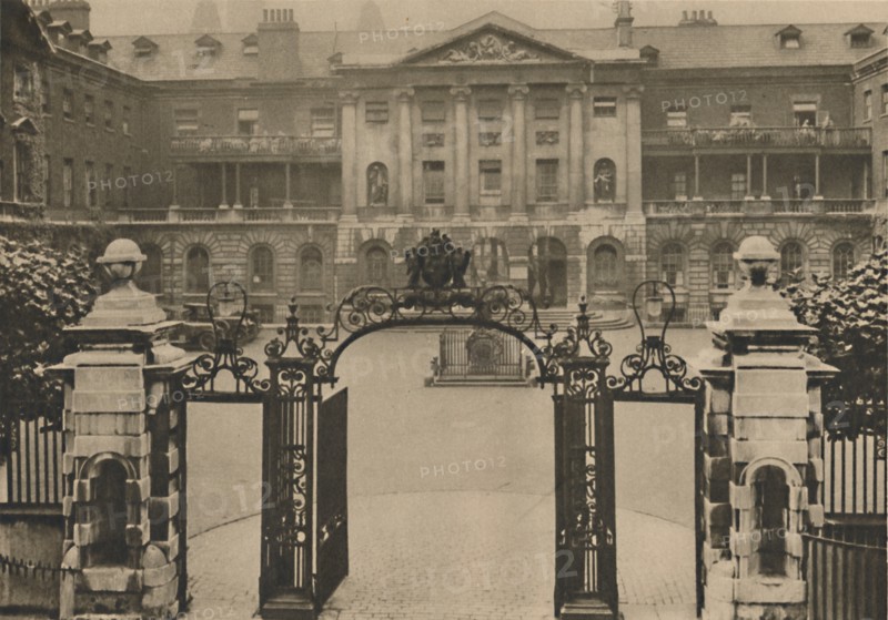 'Entrance to Guy's Hospital with the Founder's Statue in the Centre of the Courtyard', c1935. Creator: Donald McLeish.