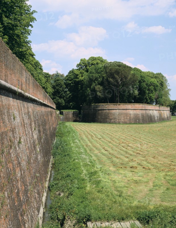 Town walls, Lucca, Tuscany, Italy