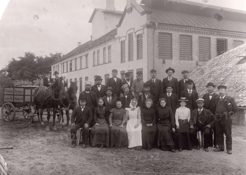 The workforce of the Kronlein brewery, Landskrona, Sweden, c1900. Artist: Unknown