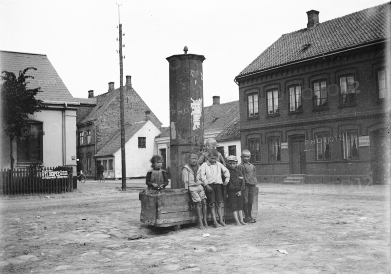 Five boys and one little girl by the old city pump, Landskrona, Sweden, 1905. Artist: Unknown