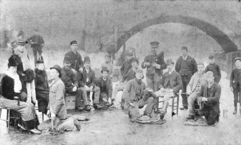 The River Trent frozen at Mill Bridge, Newark, Nottinghamshire, 1895. Artist: Unknown