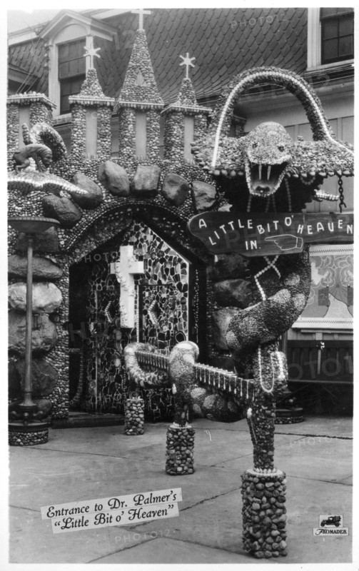 Entrance to Dr Palmer's Little Bit o' Heaven, Davenport, Iowa, USA. Artist: Unknown