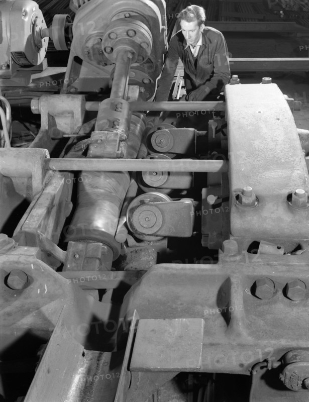 Straightening round bars, J Beardshaw & Sons, Sheffield, South Yorkshire, 1963.  Artist: Michael Walters
