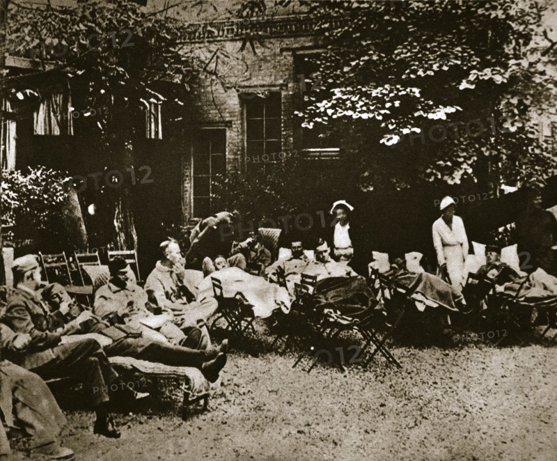 Injured soldiers recuperating at an American hospital in Paris, France, World War I, 1918. Artist: Unknown