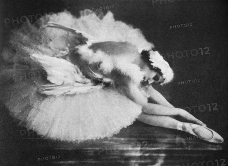 Anna Pavlova in 'The Swan', 20th century. Artist: Unknown