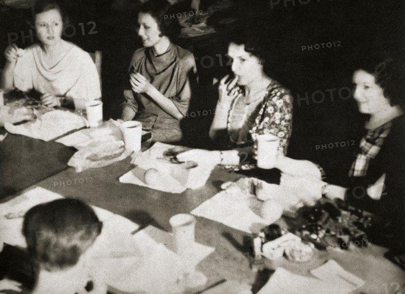 Office girls taking their lunch break, New York, USA, early 1930s. Artist: Unknown