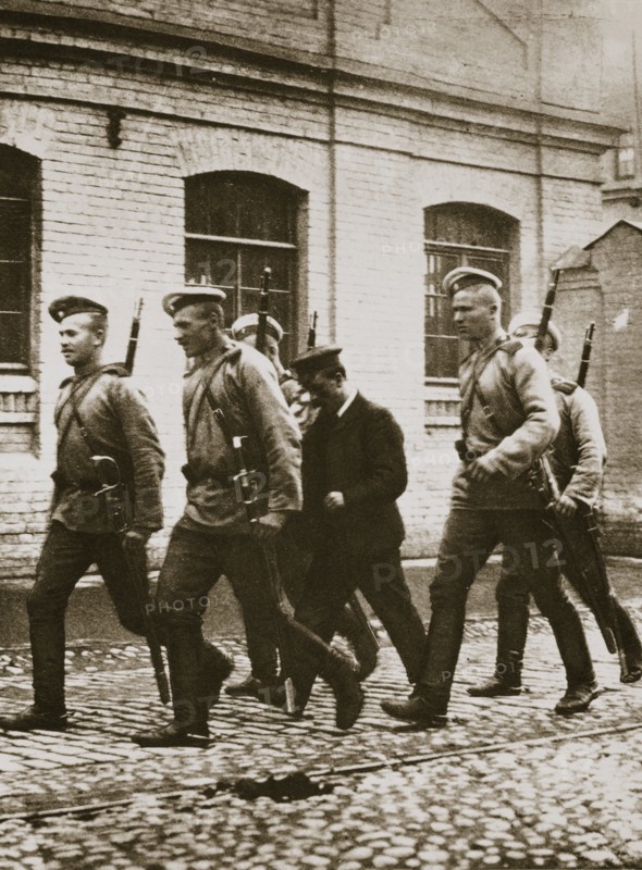 A patrol hunting down suspects following the revolt at Vyborg, Russia, early 20th century. Artist: Unknown