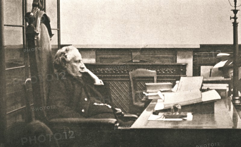 Mr Curtis Bennet listening to Christabel Pankhurst's speech from the dock, London, October 1908. Artist: Unknown