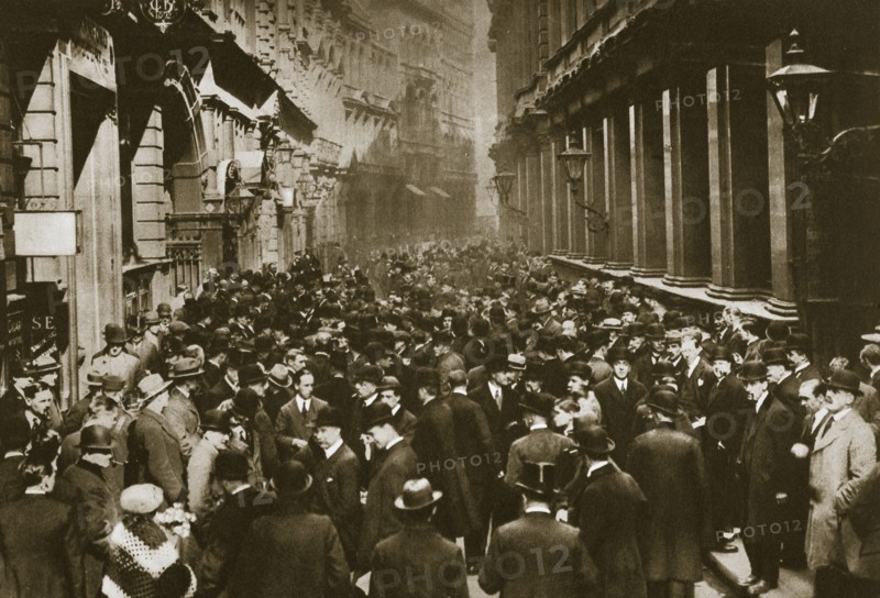 In Throgmorton Street beside the north wall of the London Stock Exchange, 20th century. Artist: Unknown