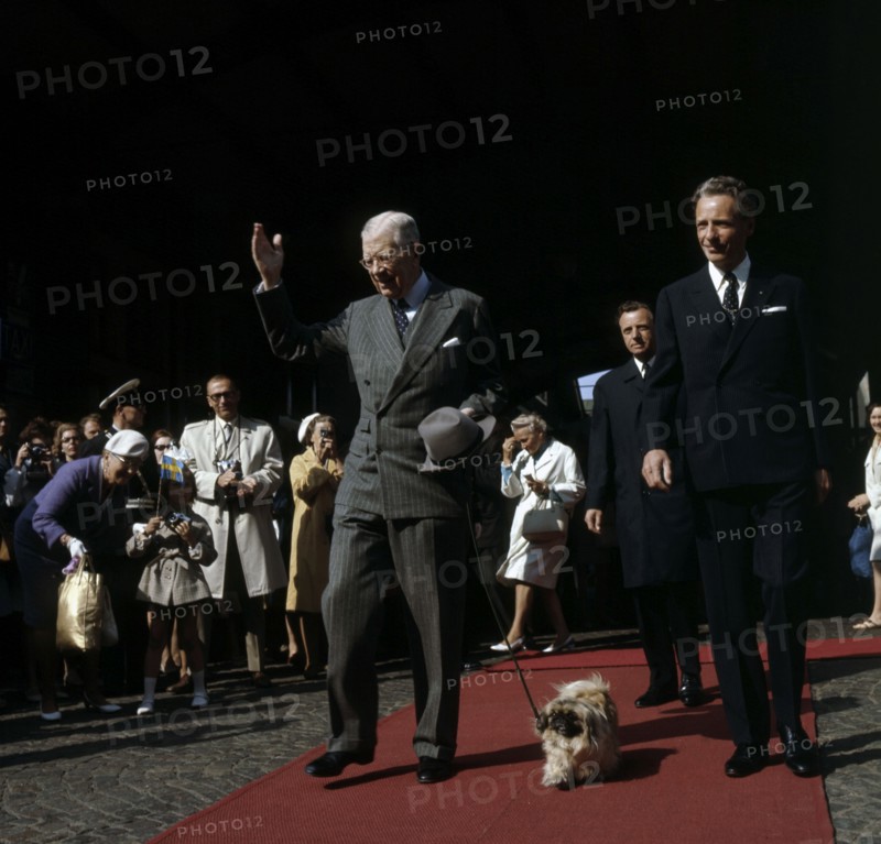 King Gustaf VI Adolf of Sweden arrives in Helsingborg, Scania, 1972. Artist: Unknown
