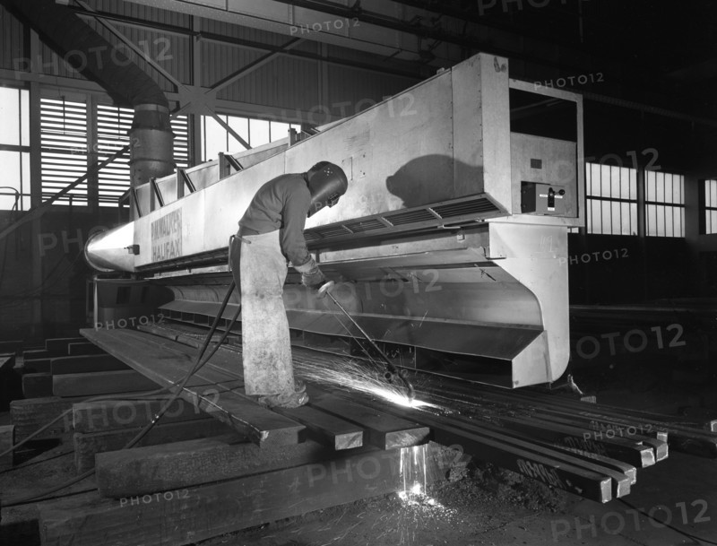 Steelworker at Park Gate Iron and Steel Co, Rotherham, South Yorkshire, April 1964.  Artist: Michael Walters