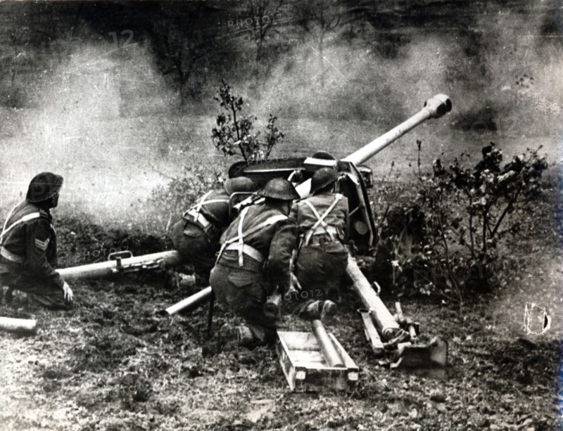 New Zealand anti-tank gun crew in action, near Cassino, Italy, World War II, 1944. Artist: Unknown