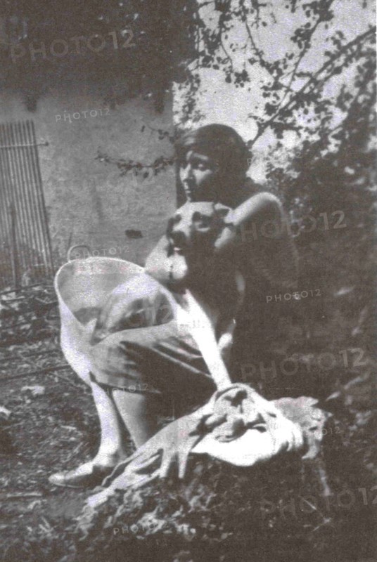 Marina Tsvetaeva with her dog. Savoy, 1930.
