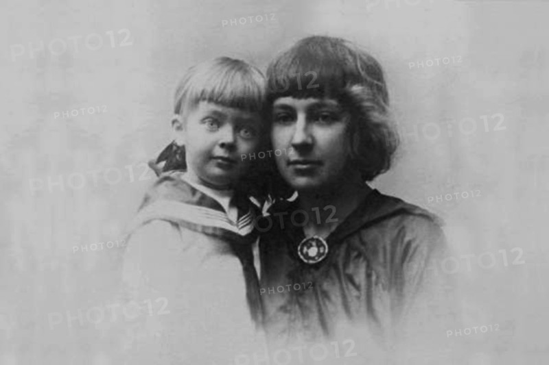 Marina Tsvetaeva with daughter Ariadne, 1916.