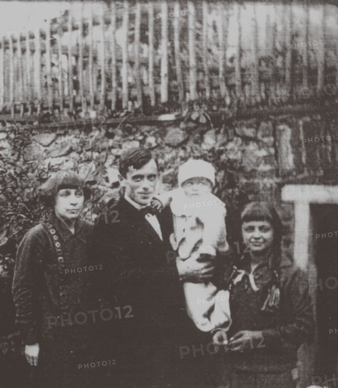 Marina Tsvetaeva with husband and children. Prague, 1925, 1925.