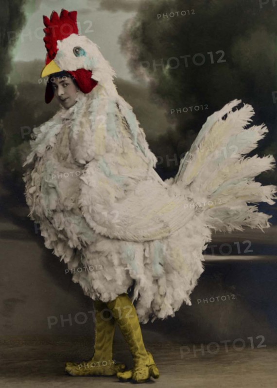 Fritzi Massary in revue Hurra! Wir Leben noch! at the Metropoltheater, Berlin Artist: Anonymous