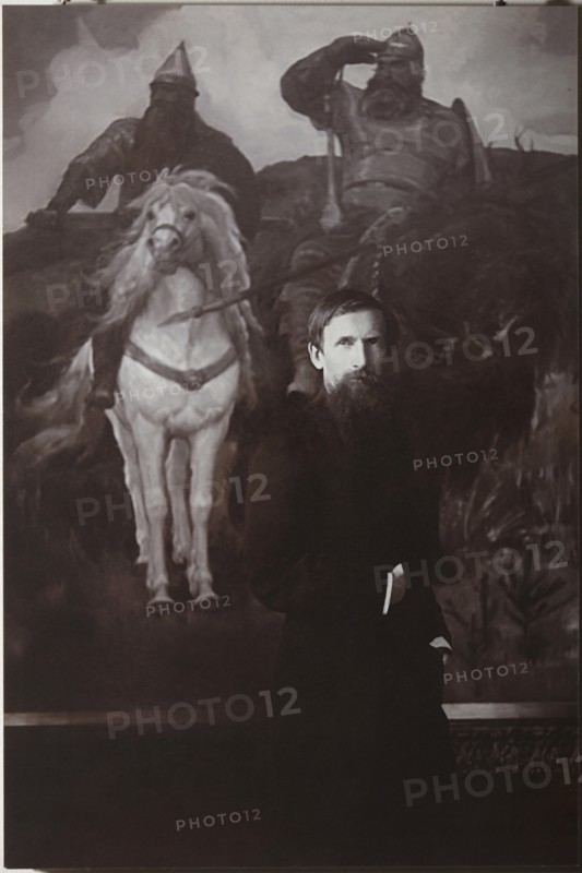 Viktor Vasnetsov before his painting Bogatyrs. Artist: Anonymous
